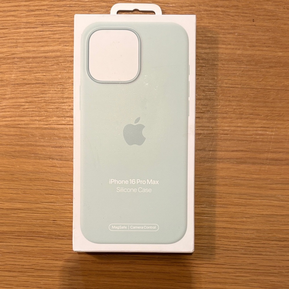 Apple iPhone 16 Pro Max Silicone Case - Light Green